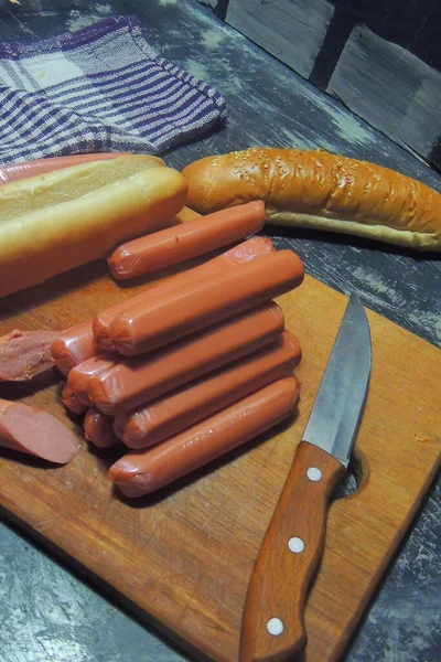 Zdrowy Hot Dog Ubrany Jogurt Salsę Ogórkową Rzodkiewkami Ciemnym Tle — Zdjęcie stockowe
