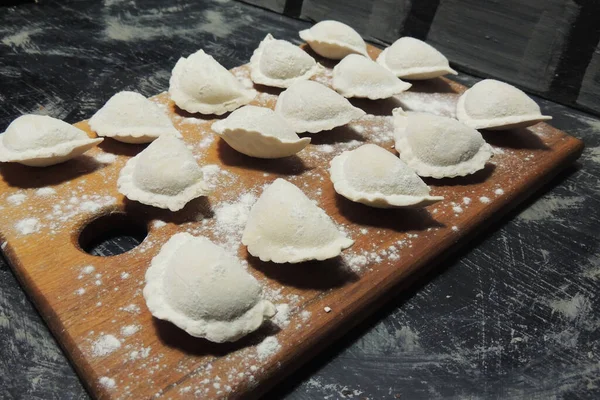 Tradiční Pelmeni Nebo Knedlík Řezací Desce Domácí Příprava Potravin — Stock fotografie