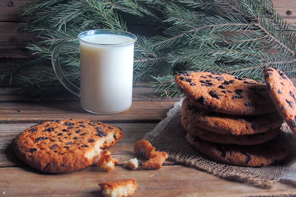 Glas Milch Und Kekse Auf Holzgrund — Stockfoto