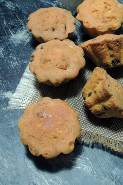 Ev yapımı çikolatalı kekler ve bir bardak süt, yakın plan.