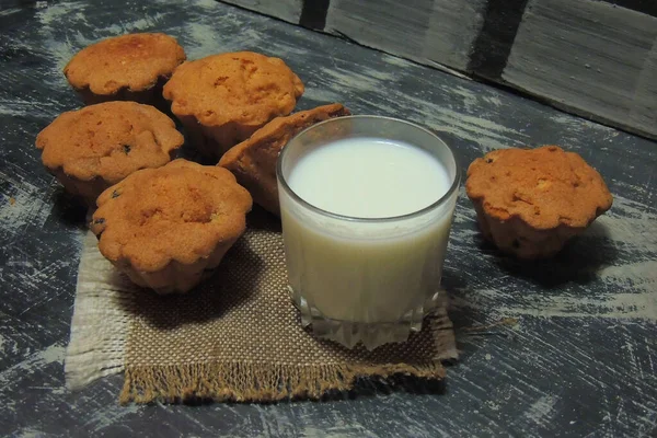 Hausgemachte Muffins Mit Schokochips Und Einem Glas Milch Nahaufnahme — Stockfoto