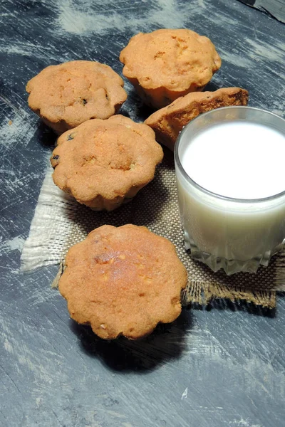 Muffin Fatti Casa Con Patatine Cioccolato Bicchiere Latte Primo Piano — Foto Stock