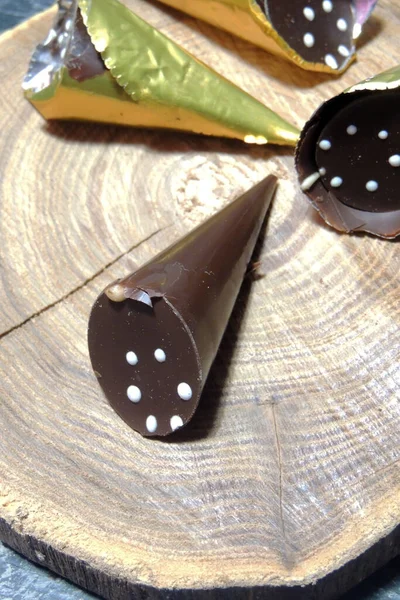 白い背景にリキュールシロップをかけたチョコレートキャンディ — ストック写真