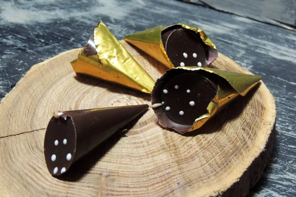 Chocolate Doce Com Xarope Licor Fundo Branco — Fotografia de Stock