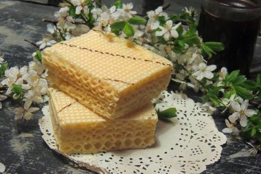 Yoğunlaştırılmış süt ve meyveli waffle keki.