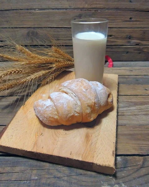 Een Paar Croissants Een Glas Melk — Stockfoto