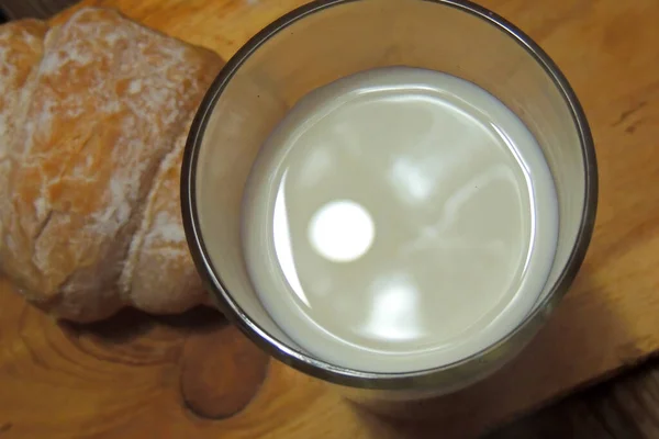 クロワッサンとミルクのグラス — ストック写真