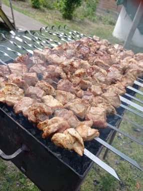 Kuzu kebabı. Kuzu şiş kızarmış. 