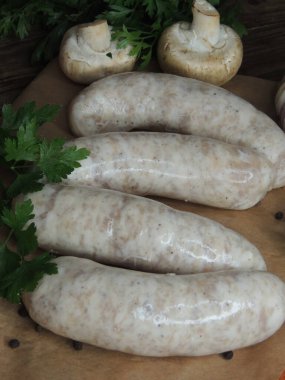 Ev yapımı sebzeli tavuk sosisi.