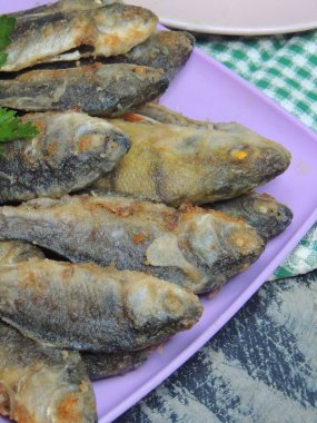 Geleneksel Ukrayna sazan balığı ve patates püresi.