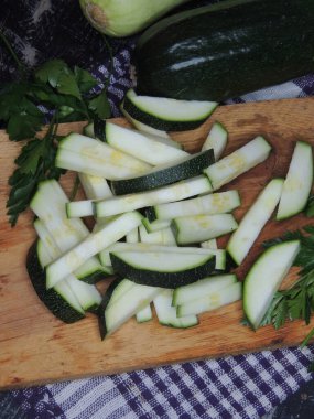 Tahtada kabak dilimlenmiş.