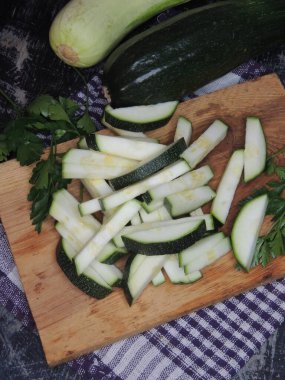 Kesme tahtasında kabak ve maydanoz. Seçici odak.