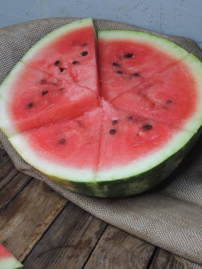 Ahşap bir masada karpuz dilimleri. Yakın plan..