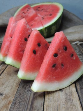 Ahşap bir masada karpuz dilimleri. Yakın plan..