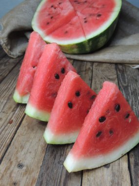 Ahşap bir masada karpuz dilimleri. Yakın plan..
