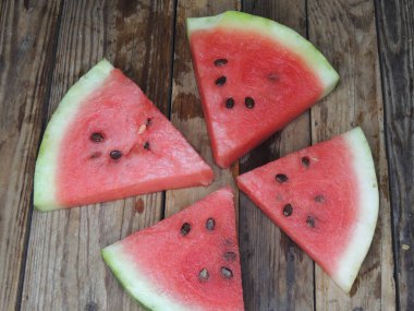 Ahşap bir masada karpuz dilimleri. Yakın plan..
