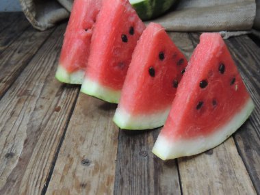 Ahşap bir masada karpuz dilimleri. Yakın plan..