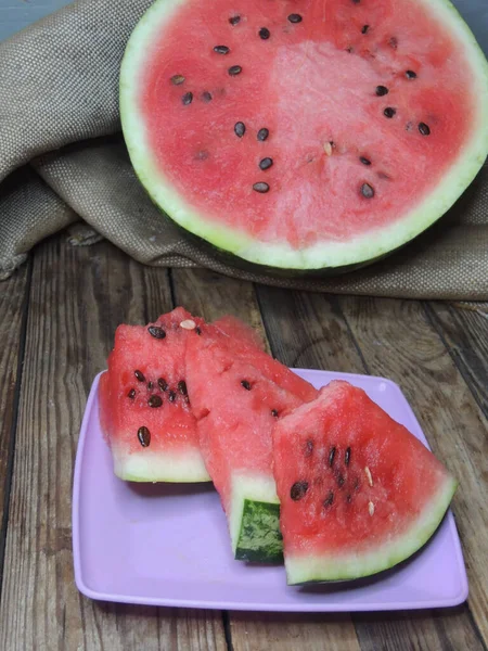 Ahşap bir masada karpuz dilimleri. Yakın plan..