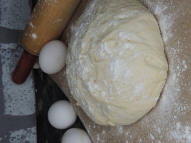 Yumurta ve unla ekmek pişirmek için hamur hazırlama.