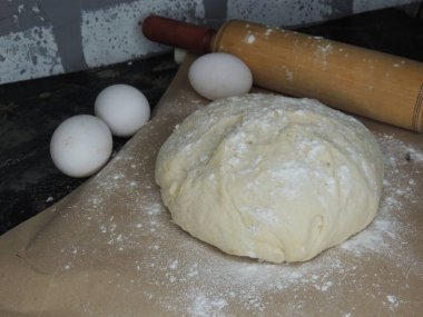 Yumurta ve unla ekmek pişirmek için hamur hazırlama.