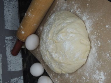 Yumurta ve unla ekmek pişirmek için hamur hazırlama.