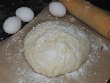 Yumurta ve unla ekmek pişirmek için hamur hazırlama.