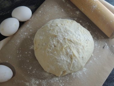 Yumurta ve unla ekmek pişirmek için hamur hazırlama.