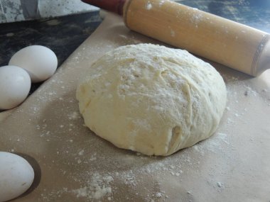 Yumurta ve unla ekmek pişirmek için hamur hazırlama.