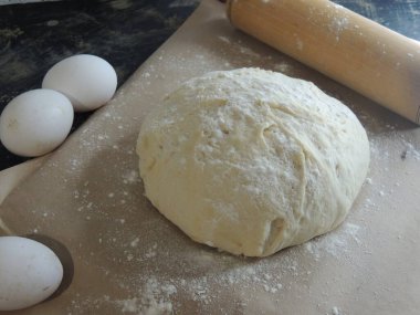 Yumurta ve unla ekmek pişirmek için hamur hazırlama.