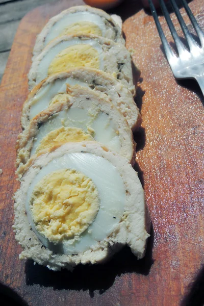 Pão de carne recheado com ovos com tomate — Fotografia de Stock