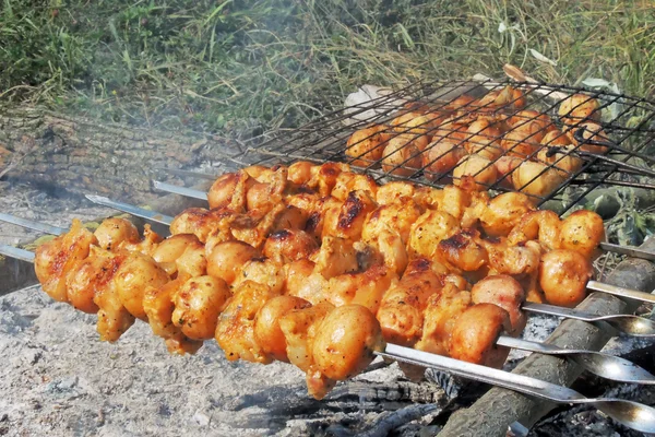 Batatas assadas com bacon na grelha — Fotografia de Stock