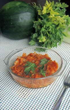 Bir kürk manto altında balık