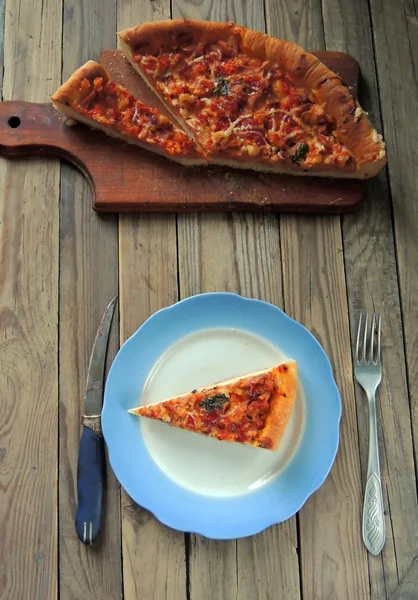 Pizza casera con salchicha — Foto de Stock