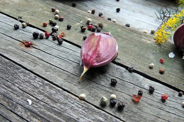 Alho e especiarias para decapagem de pepinos deitados em tábua de corte de madeira — Fotografia de Stock
