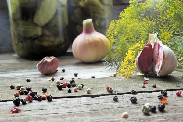 Готуємо огірки для соління на столі — стокове фото
