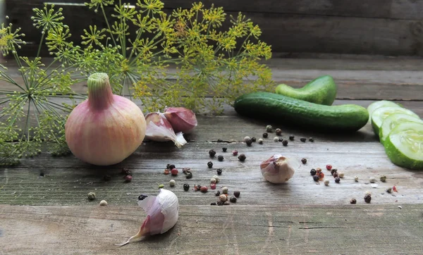 Готуємо огірки для соління на столі — стокове фото