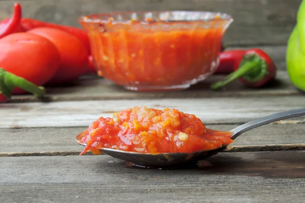 Würzige Adjika mit scharfer Paprika — Stockfoto