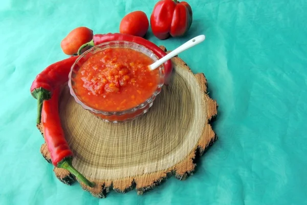 Würzige Adjika mit scharfer Paprika — Stockfoto