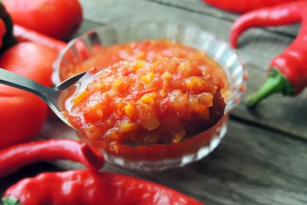 Würzige Adjika mit scharfer Paprika — Stockfoto