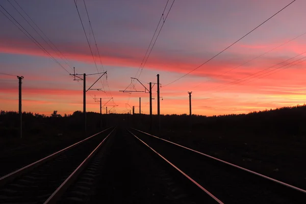 Belo pôr do sol no fundo da ferrovia. Contexto — Fotografia de Stock