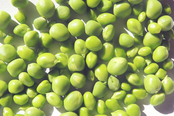 Guisantes sobre fondo de madera —  Fotos de Stock