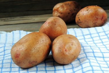 Patateslerin üzerine ahşap bir masa. Arka plan