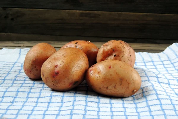 Patate su un tavolo di legno. Contesto — Foto Stock