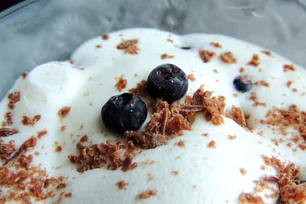 Smetanová zmrzlina s borůvkami — Stock fotografie