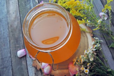 Tatlım bitkisel ahşap arka plan - yaz, sağlık ve organik gıda kavramı üzerinde