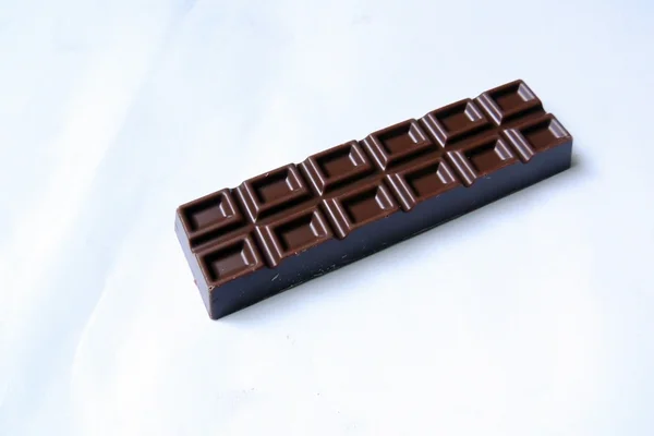 Chocolade bars geïsoleerd op witte achtergrond — Stockfoto