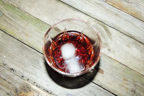 グラスに氷とウイスキー — ストック写真