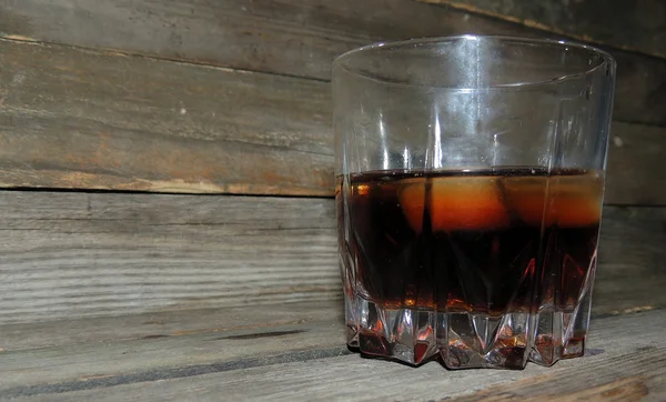 グラスに氷とウイスキー — ストック写真