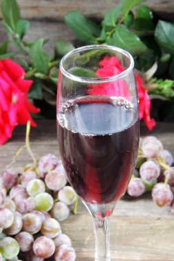 Bardakta kırmızı şarap.