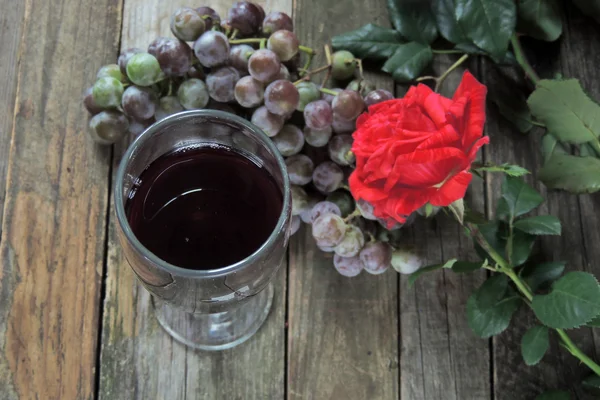 Vino rosso in bicchiere — Foto Stock
